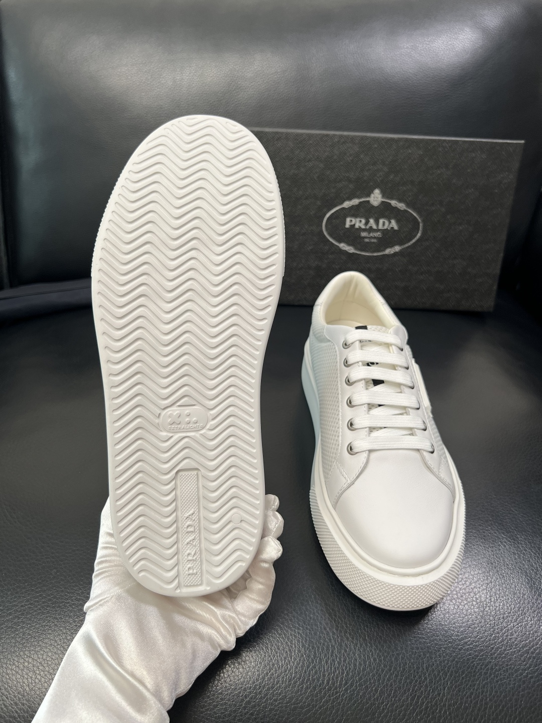 PRADA 高品质 顶级工艺品 普拉达 专柜同步 原厂配置，意大利进口原版牛皮面料，透气舒适进口水染牛里