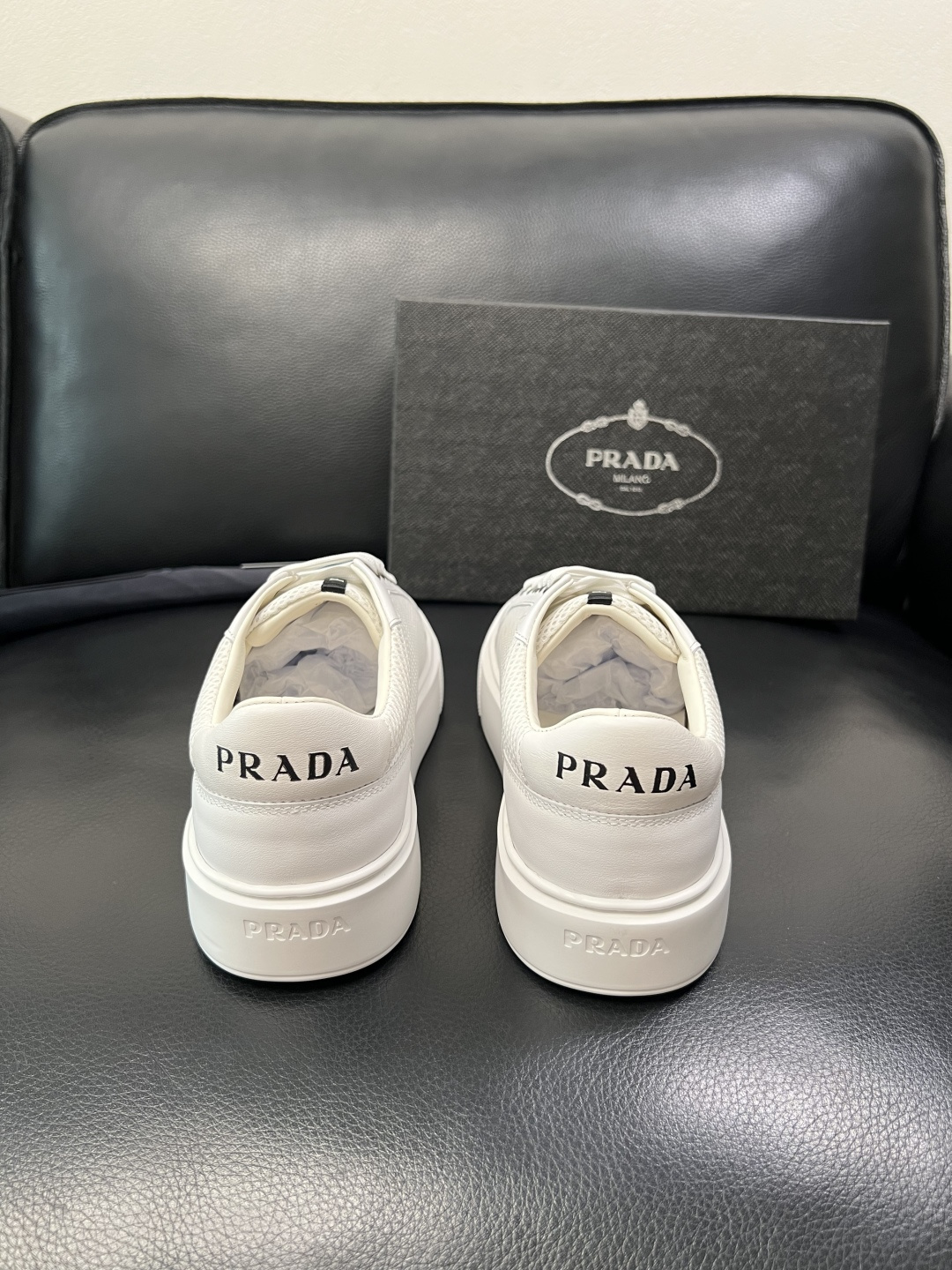 PRADA 高品质 顶级工艺品 普拉达 专柜同步 原厂配置，意大利进口原版牛皮面料，透气舒适进口水染牛里