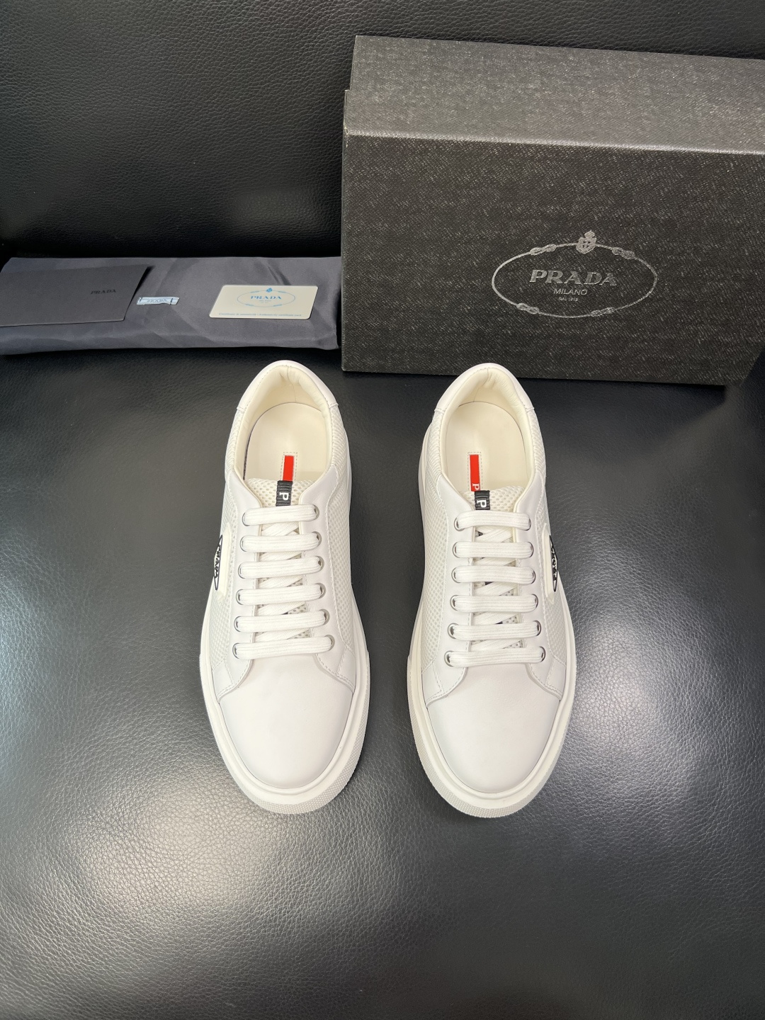 PRADA 高品质 顶级工艺品 普拉达 专柜同步 原厂配置，意大利进口原版牛皮面料，透气舒适进口水染牛里