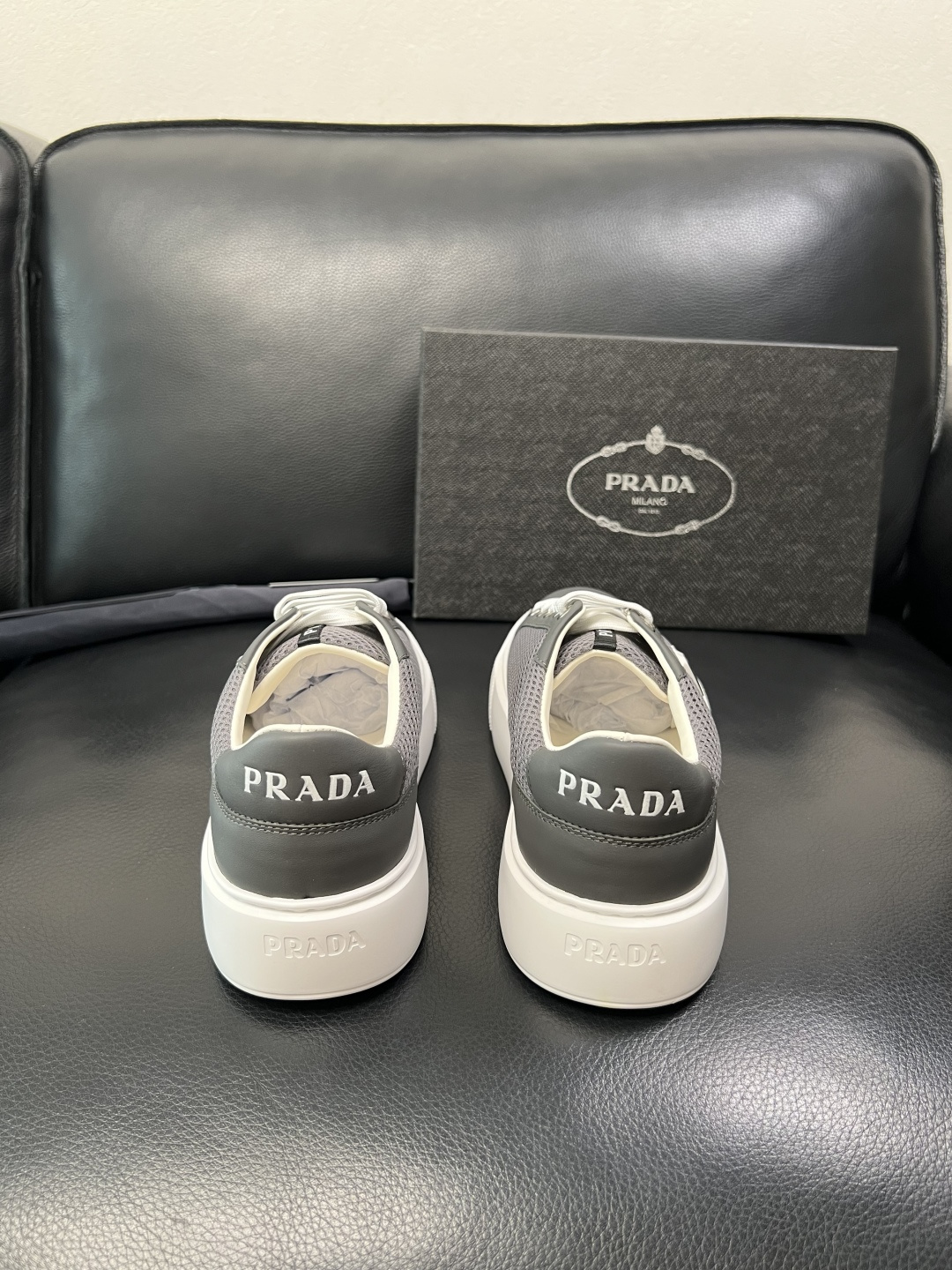 PRADA 高品质 顶级工艺品 普拉达 专柜同步 原厂配置，意大利进口原版牛皮面料，透气舒适进口水染牛里