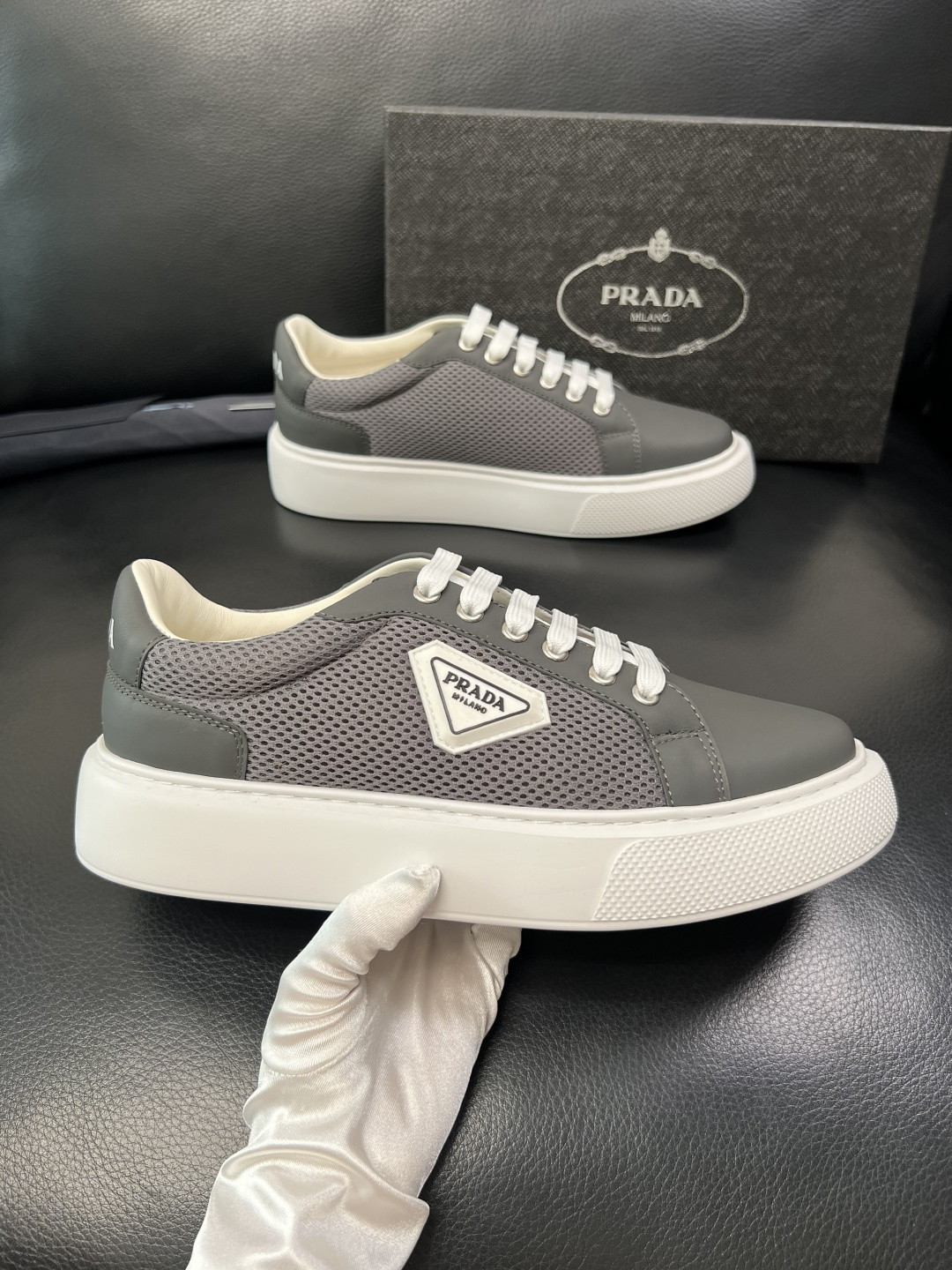 PRADA 高品质 顶级工艺品 普拉达 专柜同步 原厂配置，意大利进口原版牛皮面料，透气舒适进口水染牛里