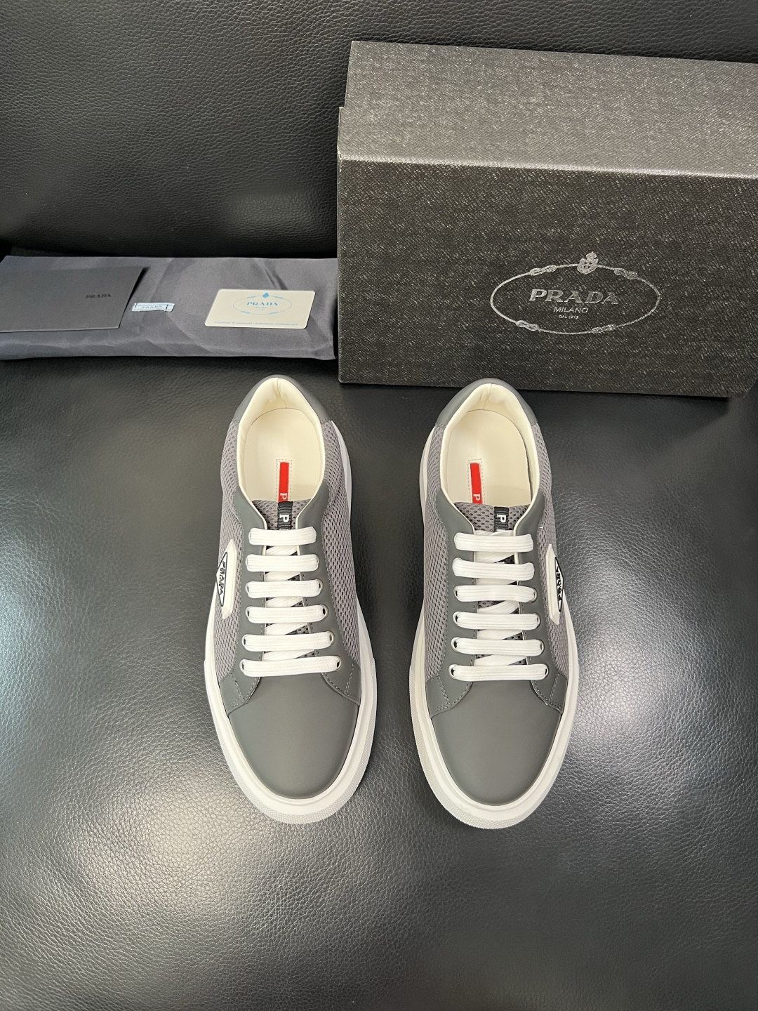 PRADA 高品质 顶级工艺品 普拉达 专柜同步 原厂配置，意大利进口原版牛皮面料，透气舒适进口水染牛里
