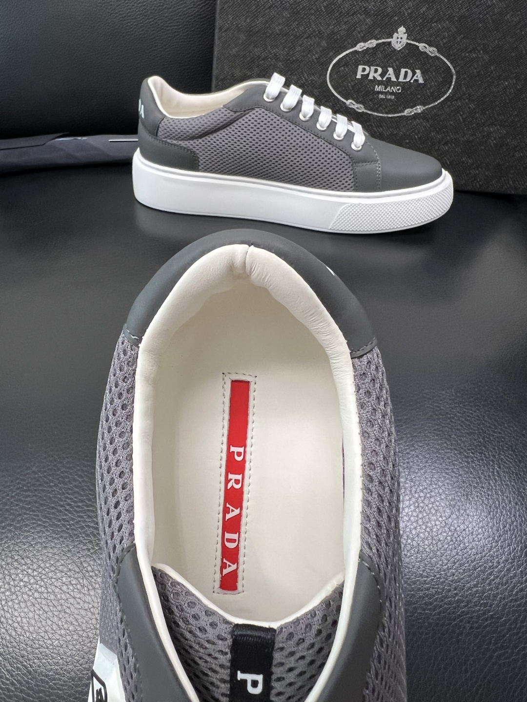 PRADA 高品质 顶级工艺品 普拉达 专柜同步 原厂配置，意大利进口原版牛皮面料，透气舒适进口水染牛里
