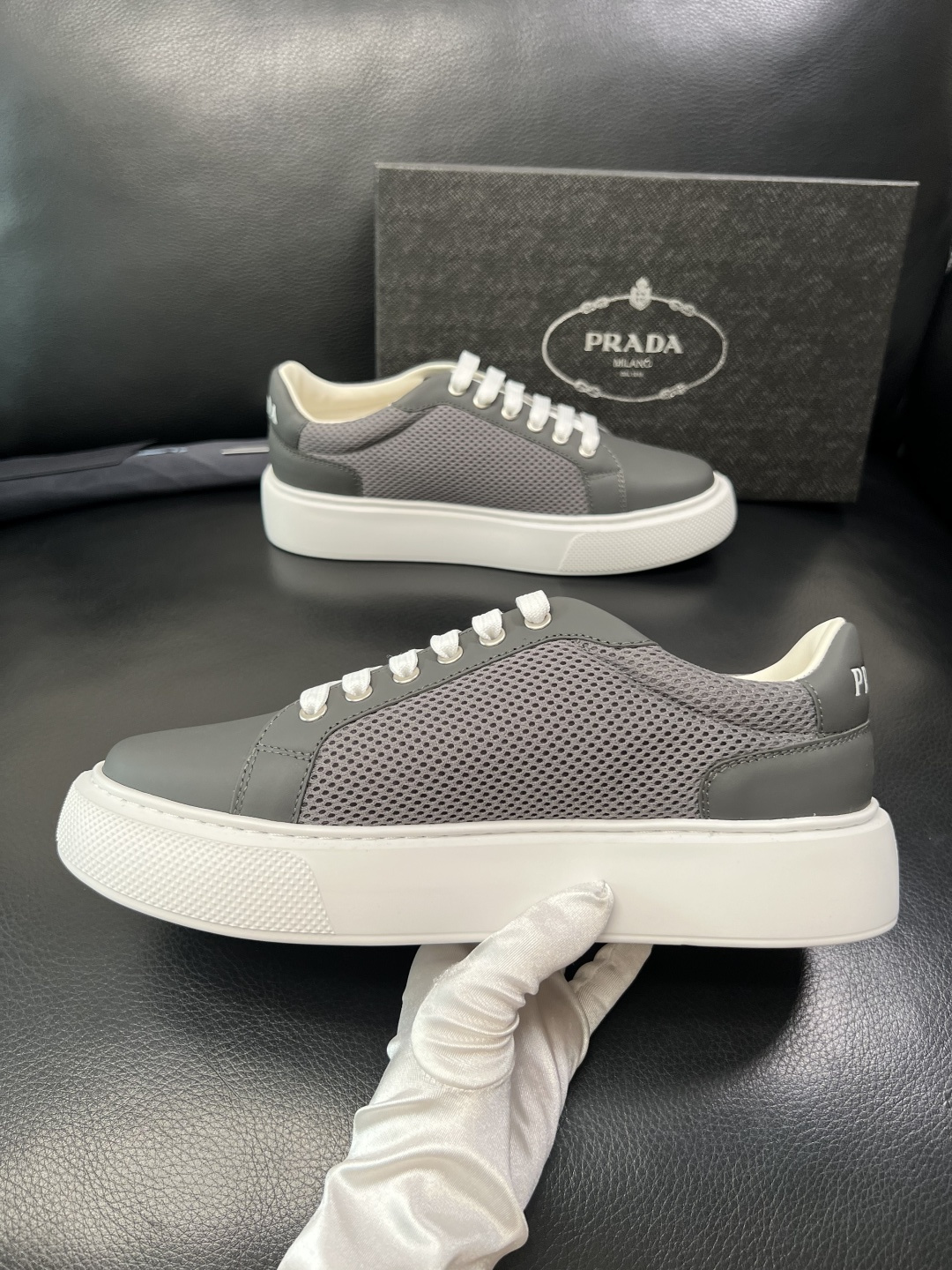 PRADA 高品质 顶级工艺品 普拉达 专柜同步 原厂配置，意大利进口原版牛皮面料，透气舒适进口水染牛里