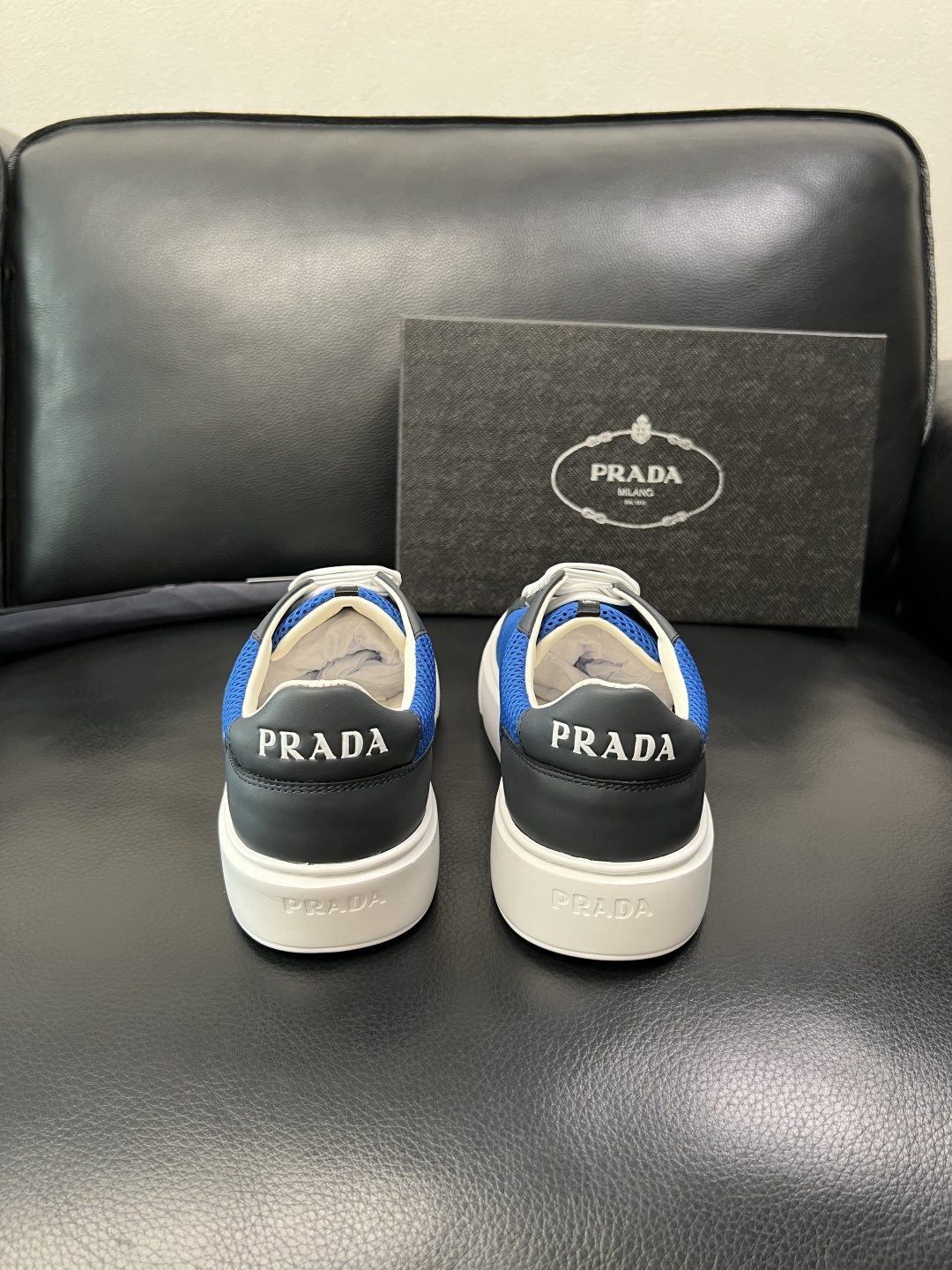 PRADA 高品质 顶级工艺品 普拉达 专柜同步 原厂配置，意大利进口原版牛皮面料，透气舒适进口水染牛里