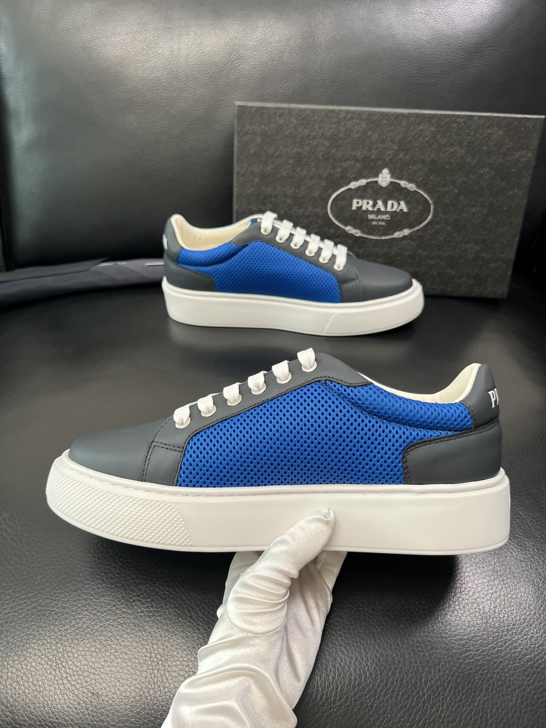 PRADA 高品质 顶级工艺品 普拉达 专柜同步 原厂配置，意大利进口原版牛皮面料，透气舒适进口水染牛里