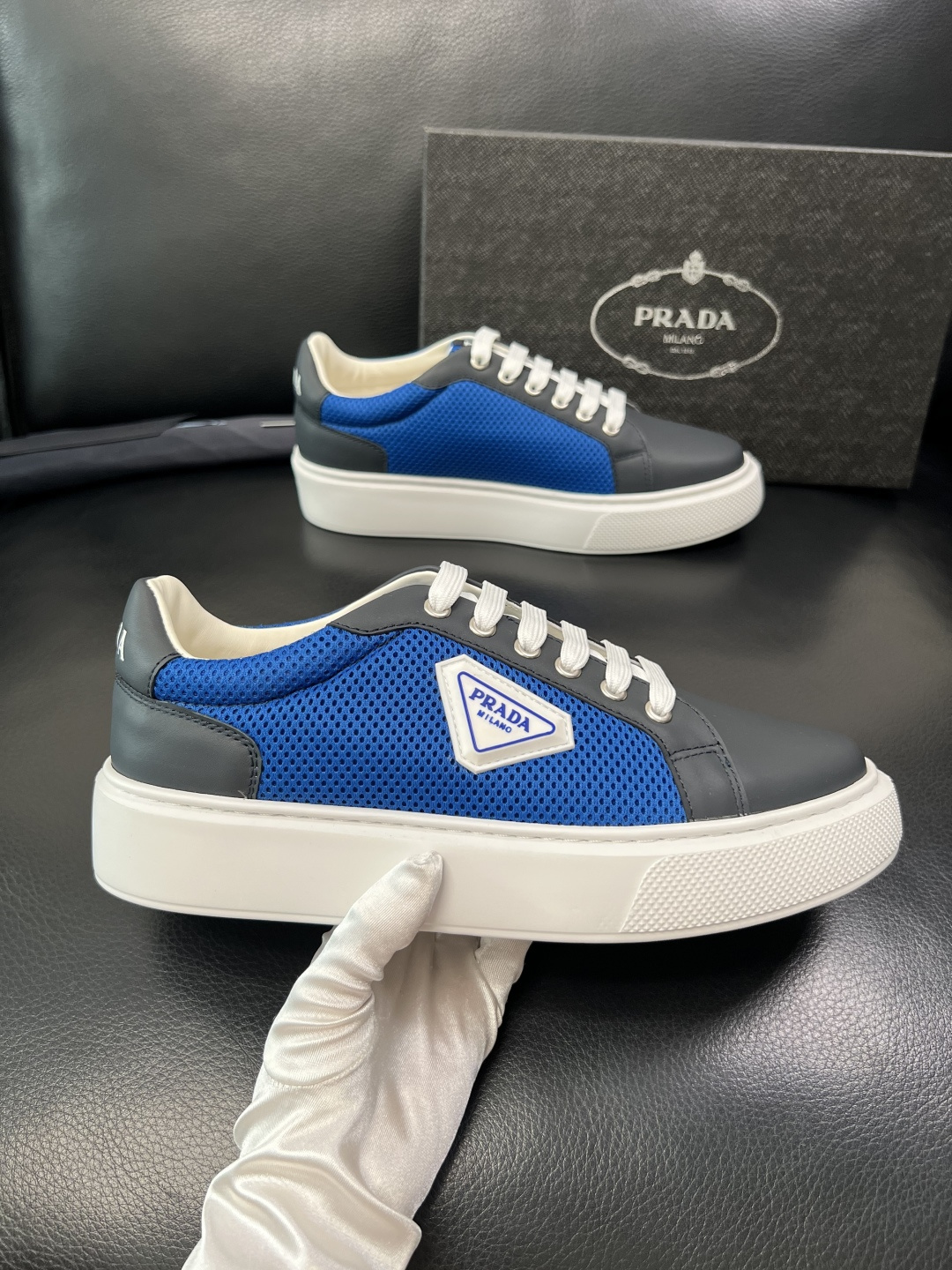 PRADA 高品质 顶级工艺品 普拉达 专柜同步 原厂配置，意大利进口原版牛皮面料，透气舒适进口水染牛里