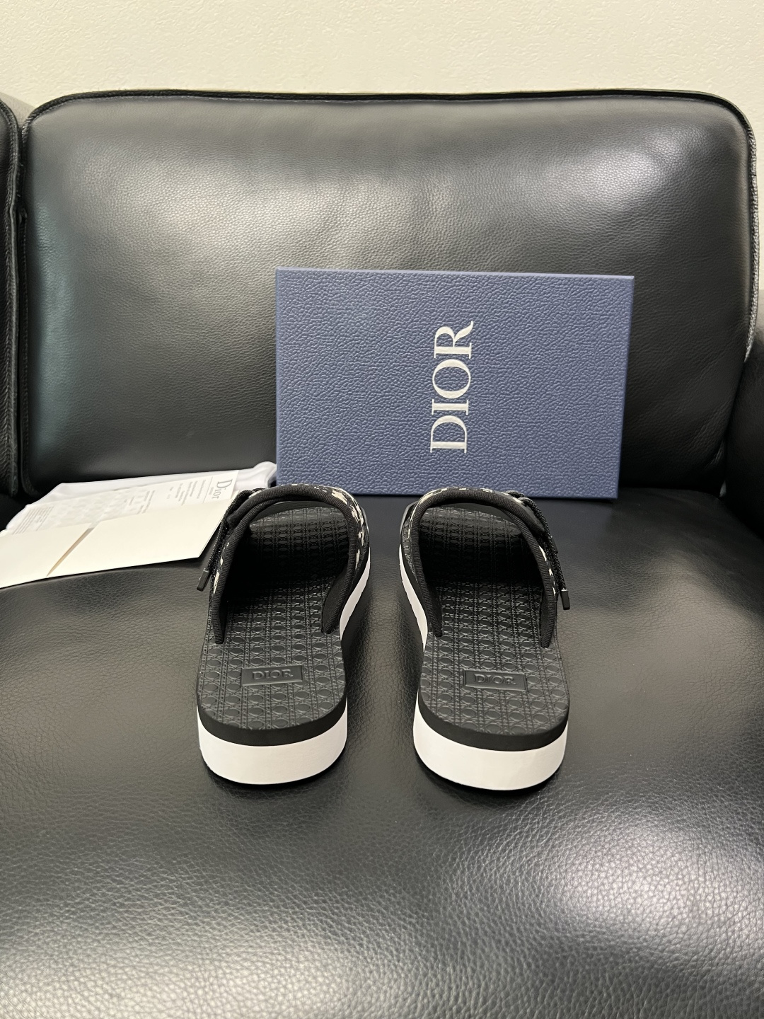 Dior 高品质 顶级工艺品 迪奥 春夏拖鞋专柜同步，鞋面意大利进口牛皮搭配标志布面料，高品质复杂拼接工