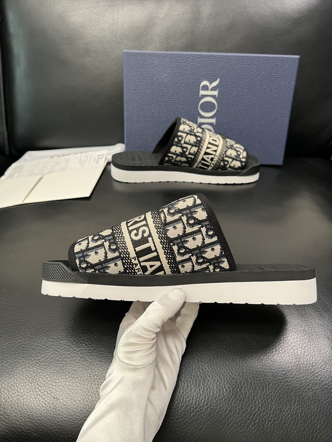 Dior 高品质 顶级工艺品 迪奥 春夏拖鞋专柜同步，鞋面意大利进口牛皮搭配标志布面料，高品质复杂拼接工