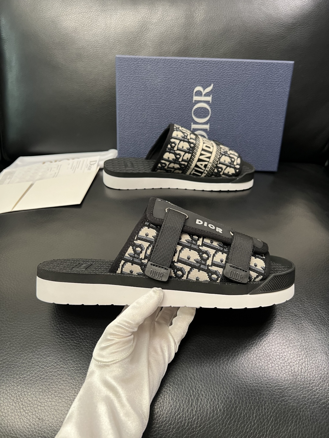 Dior 高品质 顶级工艺品 迪奥 春夏拖鞋专柜同步，鞋面意大利进口牛皮搭配标志布面料，高品质复杂拼接工