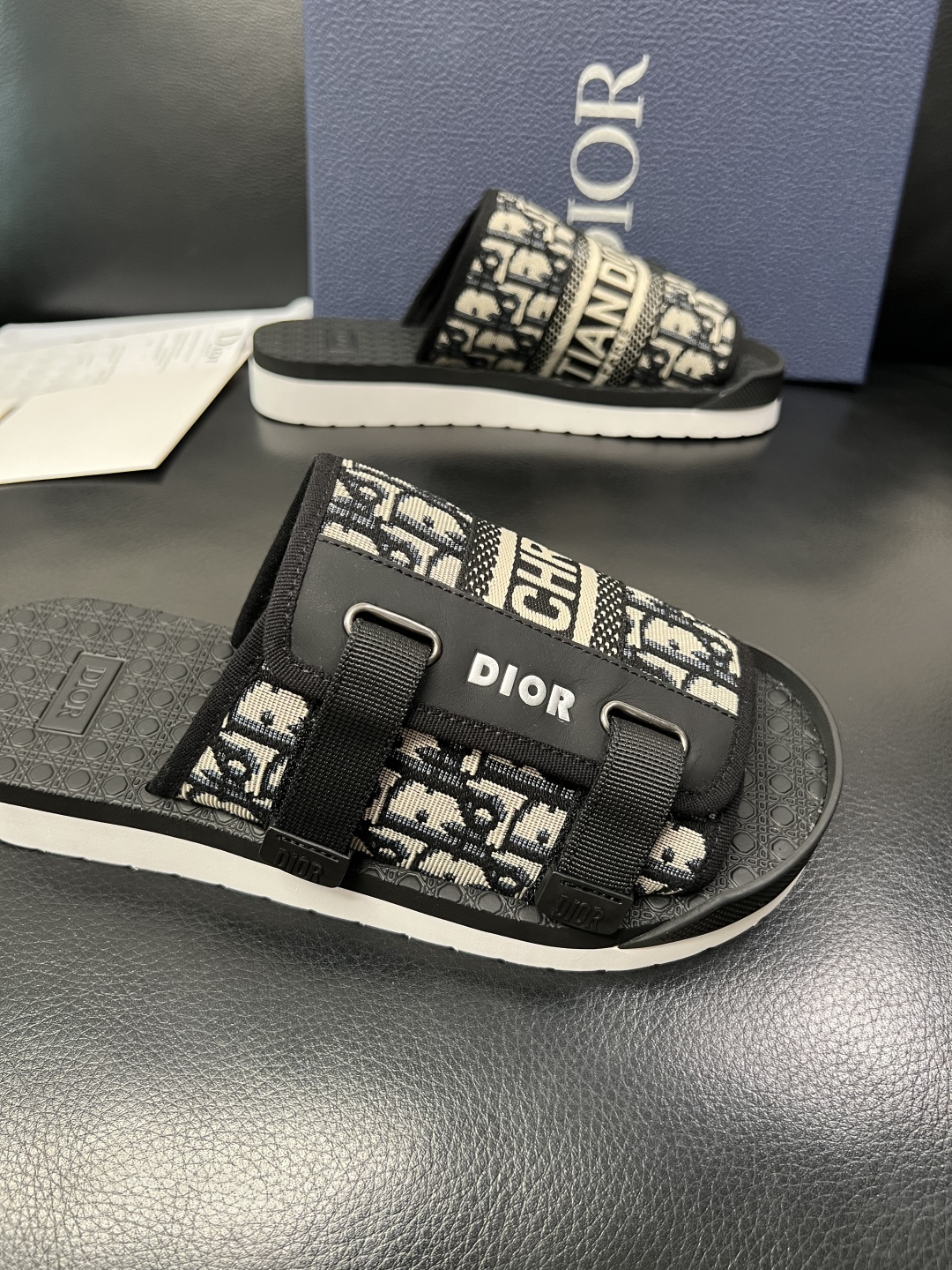Dior 高品质 顶级工艺品 迪奥 春夏拖鞋专柜同步，鞋面意大利进口牛皮搭配标志布面料，高品质复杂拼接工