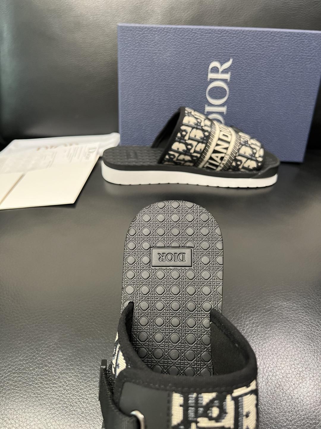Dior 高品质 顶级工艺品 迪奥 春夏拖鞋专柜同步，鞋面意大利进口牛皮搭配标志布面料，高品质复杂拼接工
