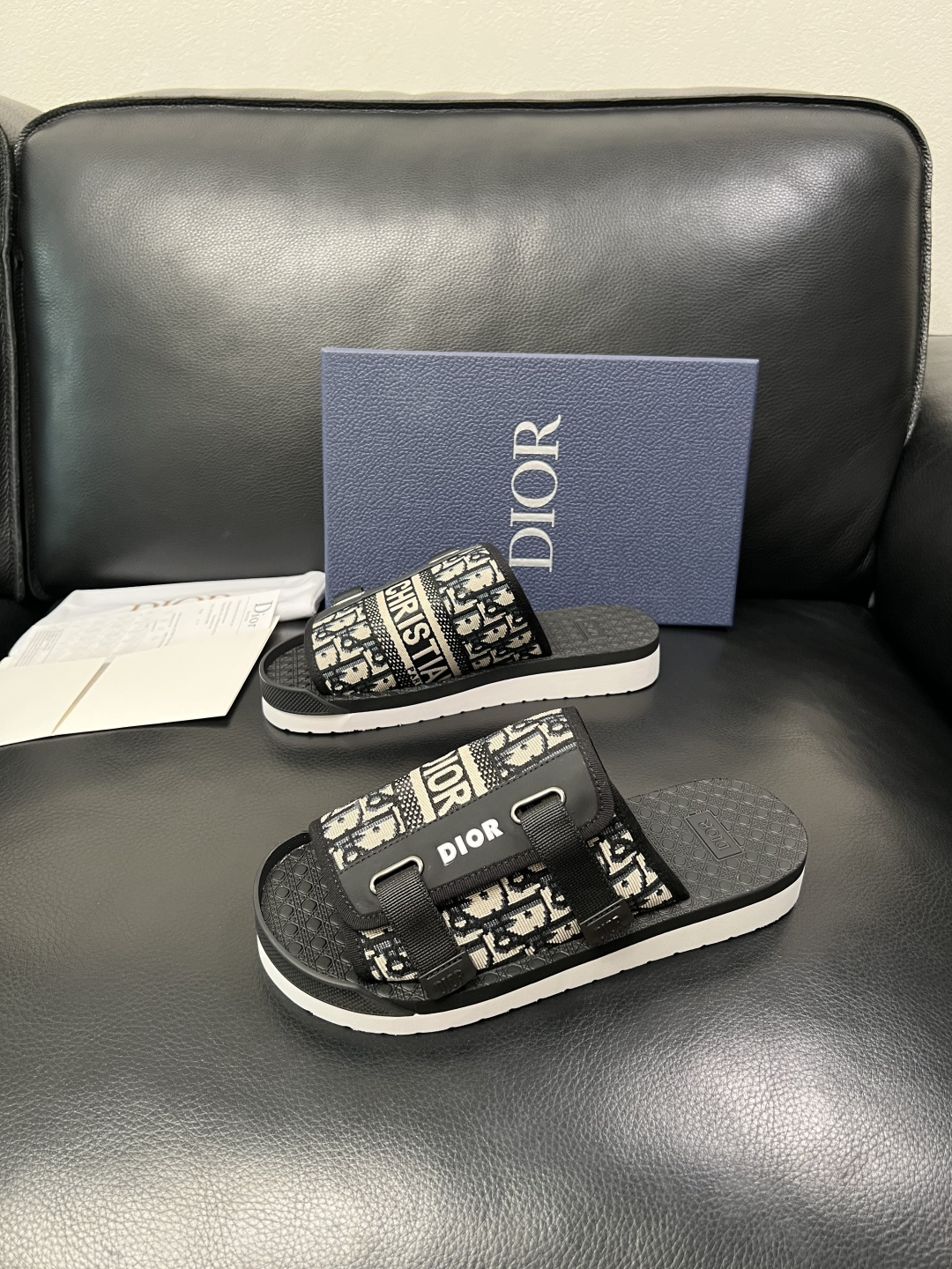 Dior 高品质 顶级工艺品 迪奥 春夏拖鞋专柜同步，鞋面意大利进口牛皮搭配标志布面料，高品质复杂拼接工