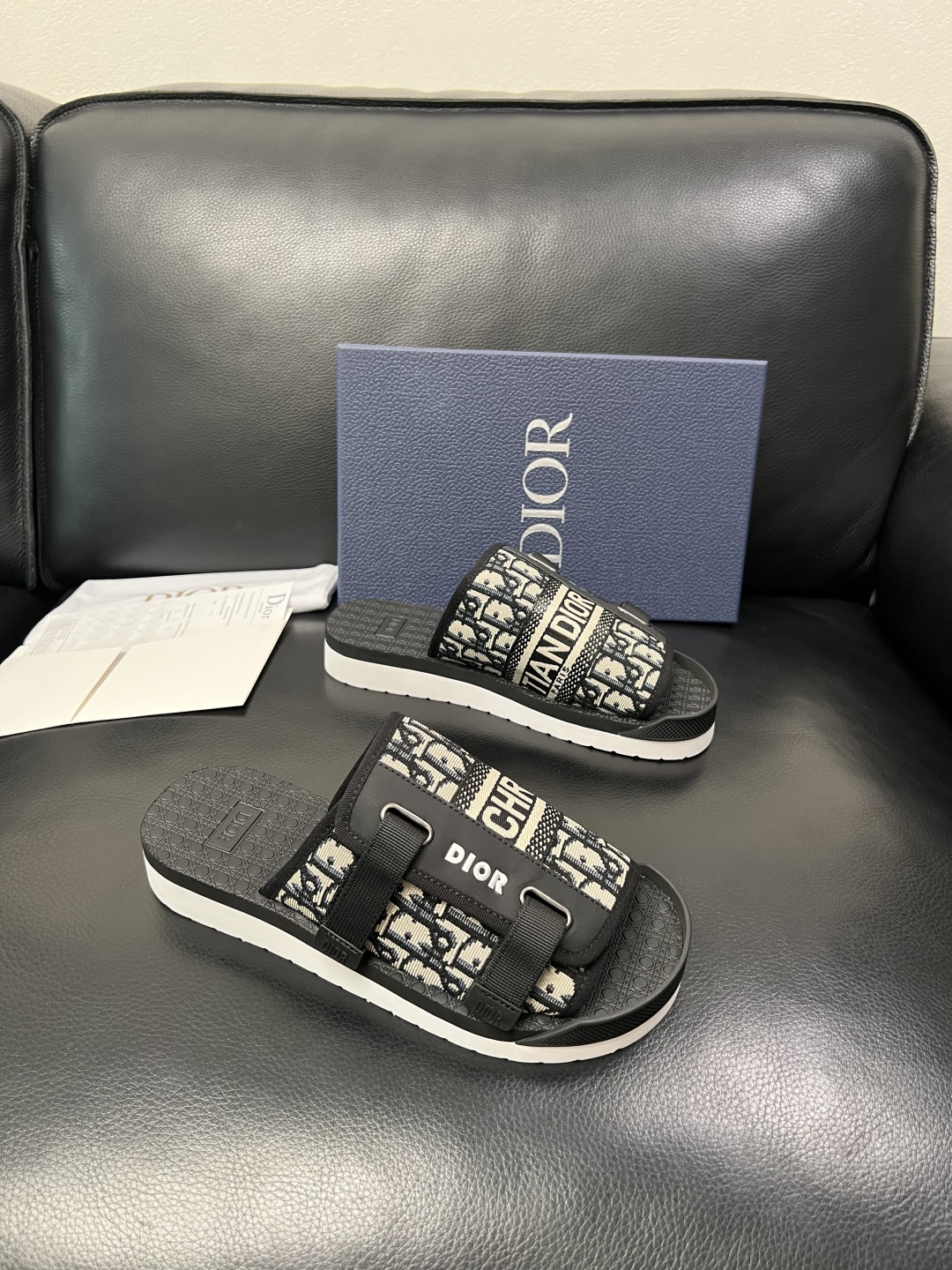 Dior 高品质 顶级工艺品 迪奥 春夏拖鞋专柜同步，鞋面意大利进口牛皮搭配标志布面料，高品质复杂拼接工
