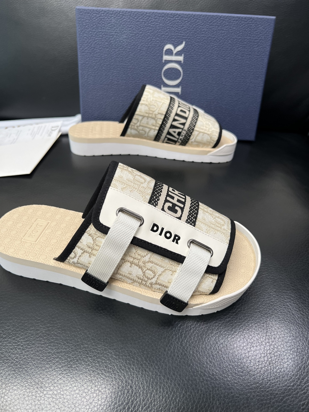 Dior 高品质 顶级工艺品 迪奥 春夏拖鞋专柜同步，鞋面意大利进口牛皮搭配标志布面料，高品质复杂拼接工