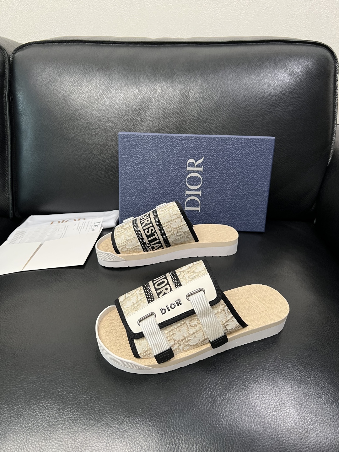 Dior 高品质 顶级工艺品 迪奥 春夏拖鞋专柜同步，鞋面意大利进口牛皮搭配标志布面料，高品质复杂拼接工