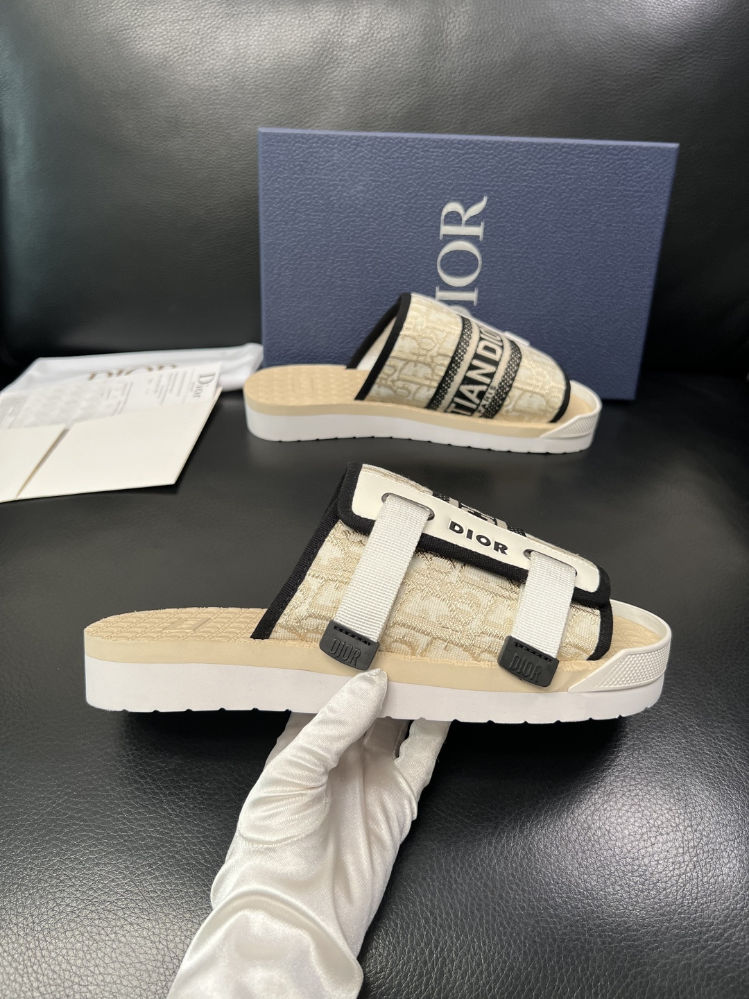 Dior 高品质 顶级工艺品 迪奥 春夏拖鞋专柜同步，鞋面意大利进口牛皮搭配标志布面料，高品质复杂拼接工