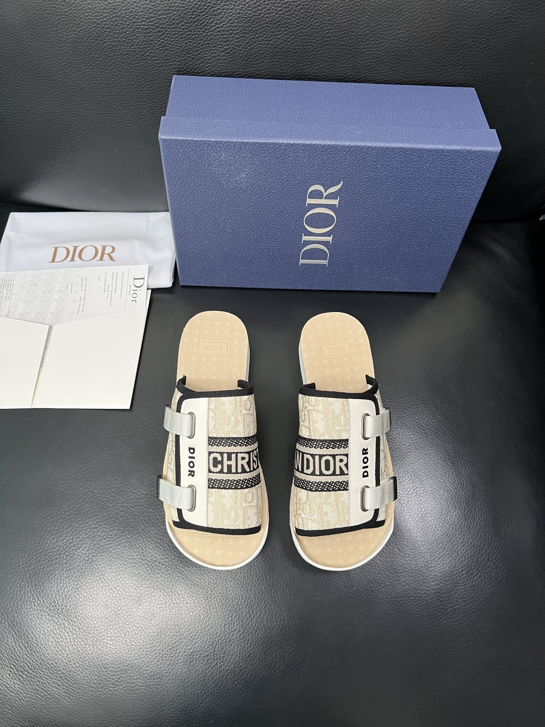 Dior 高品质 顶级工艺品 迪奥 春夏拖鞋专柜同步，鞋面意大利进口牛皮搭配标志布面料，高品质复杂拼接工