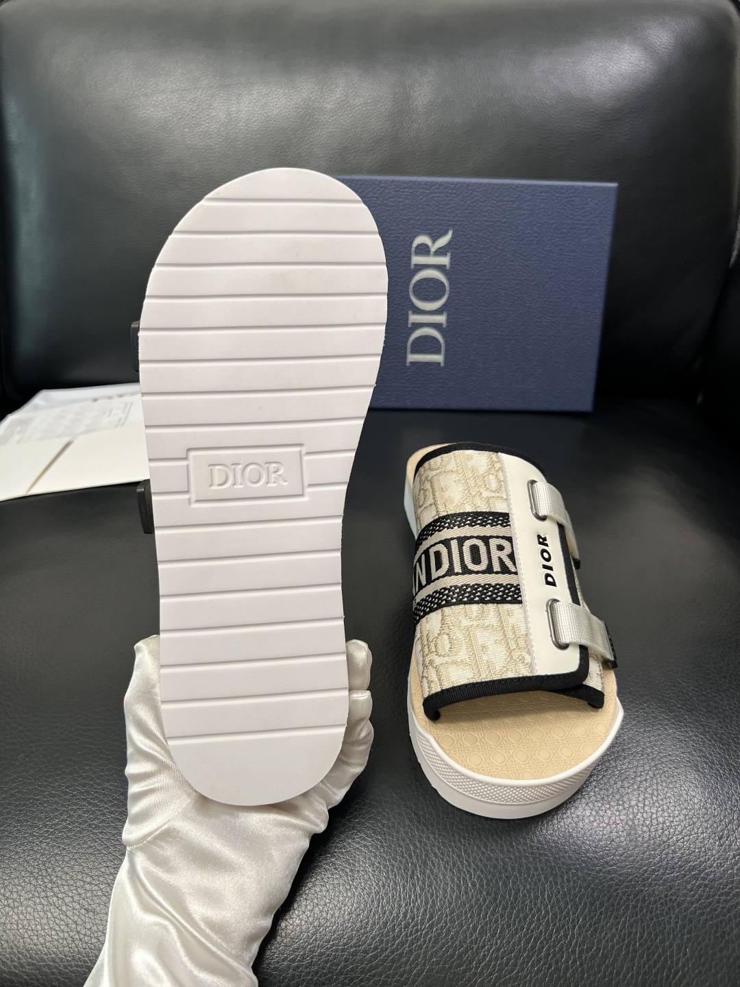Dior 高品质 顶级工艺品 迪奥 春夏拖鞋专柜同步，鞋面意大利进口牛皮搭配标志布面料，高品质复杂拼接工