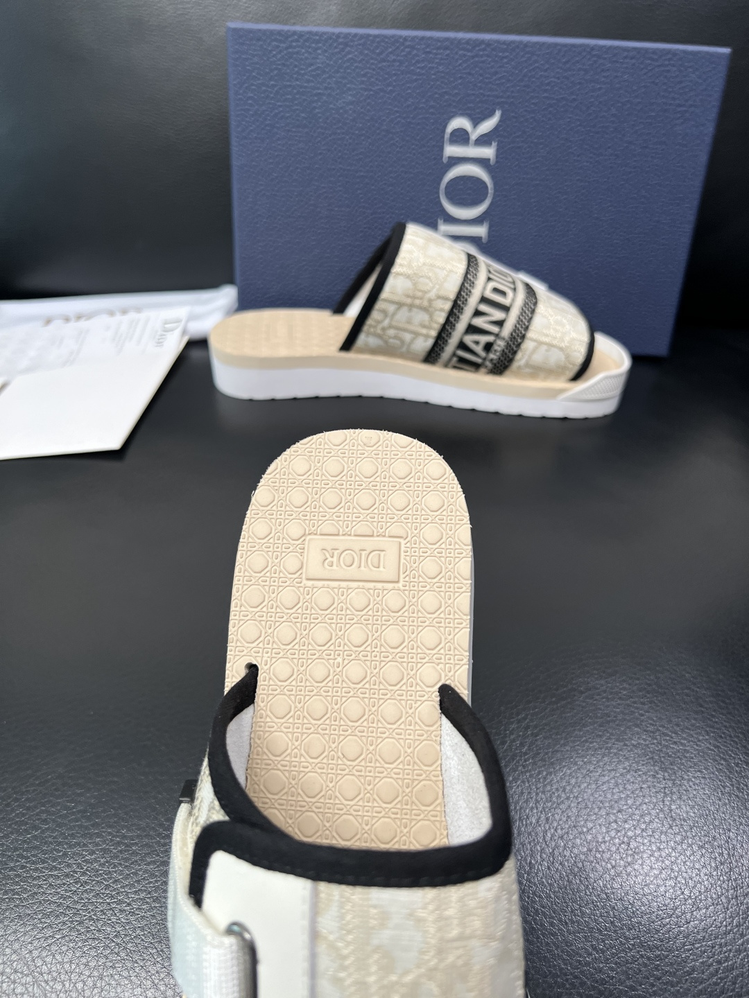 Dior 高品质 顶级工艺品 迪奥 春夏拖鞋专柜同步，鞋面意大利进口牛皮搭配标志布面料，高品质复杂拼接工