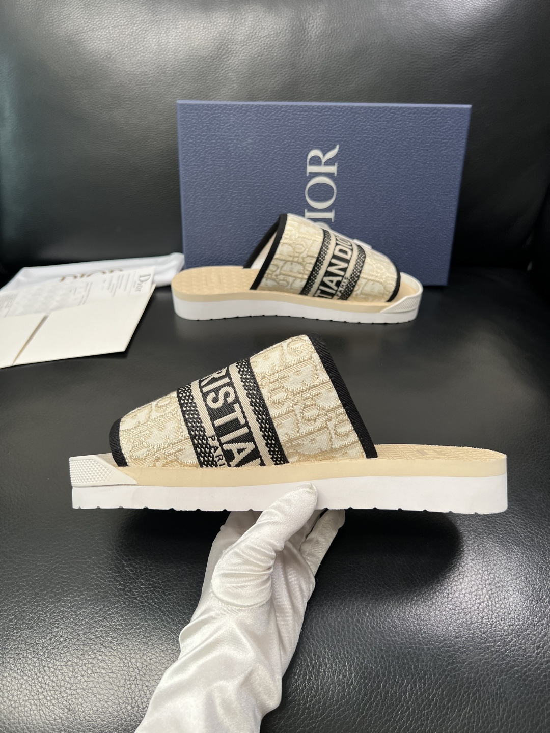 Dior 高品质 顶级工艺品 迪奥 春夏拖鞋专柜同步，鞋面意大利进口牛皮搭配标志布面料，高品质复杂拼接工