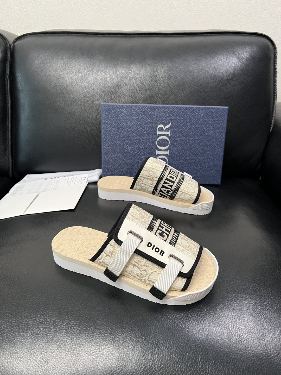 Dior 高品质 顶级工艺品 迪奥 春夏拖鞋专柜同步，鞋面意大利进口牛皮搭配标志布面料，高品质复杂拼接工