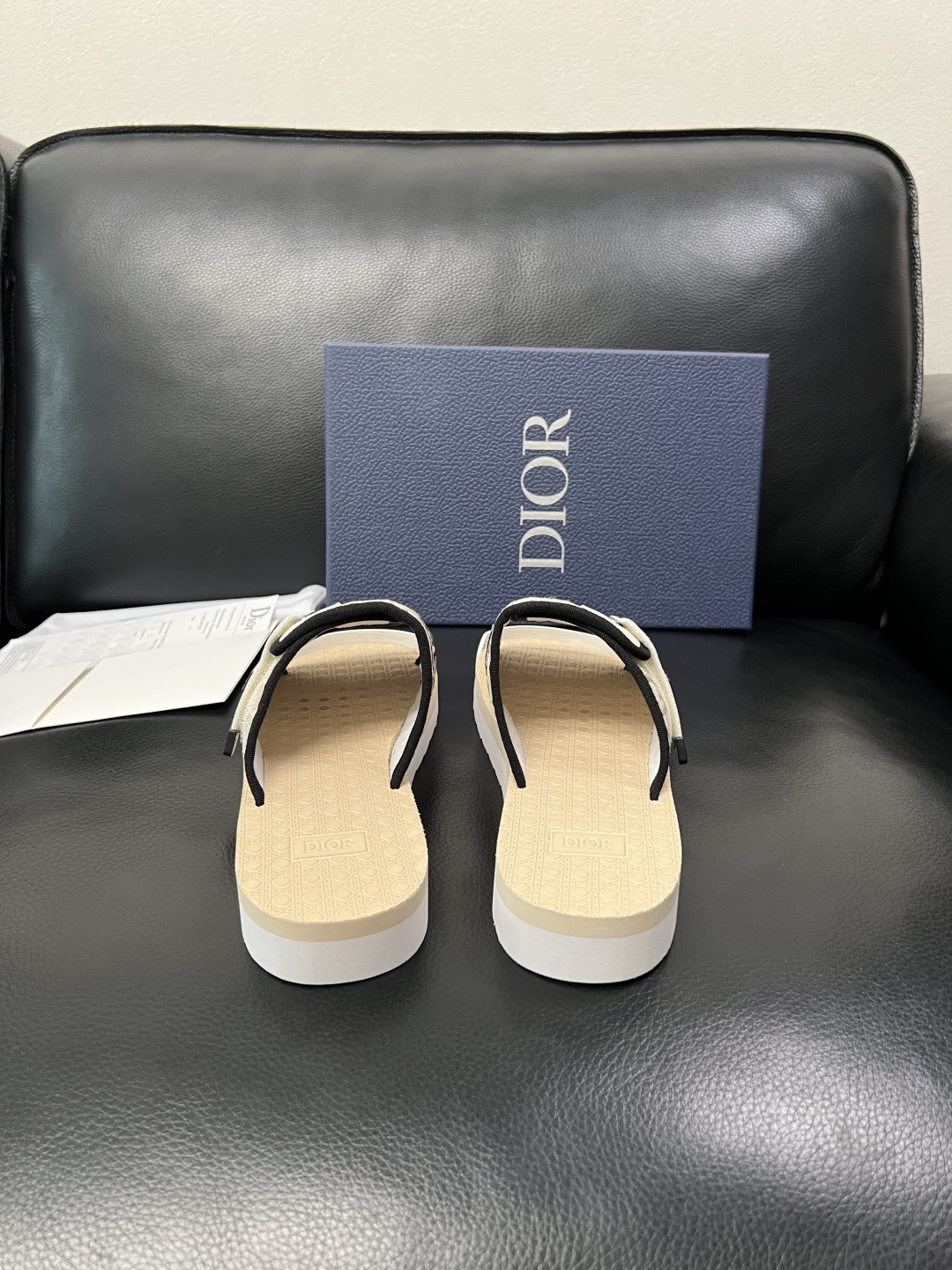 Dior 高品质 顶级工艺品 迪奥 春夏拖鞋专柜同步，鞋面意大利进口牛皮搭配标志布面料，高品质复杂拼接工