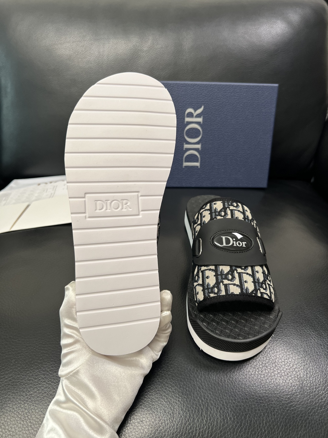 Dior 高品质 顶级工艺品 迪奥 春夏拖鞋专柜同步，鞋面意大利进口牛皮搭配标志布面料，高品质复杂拼接工