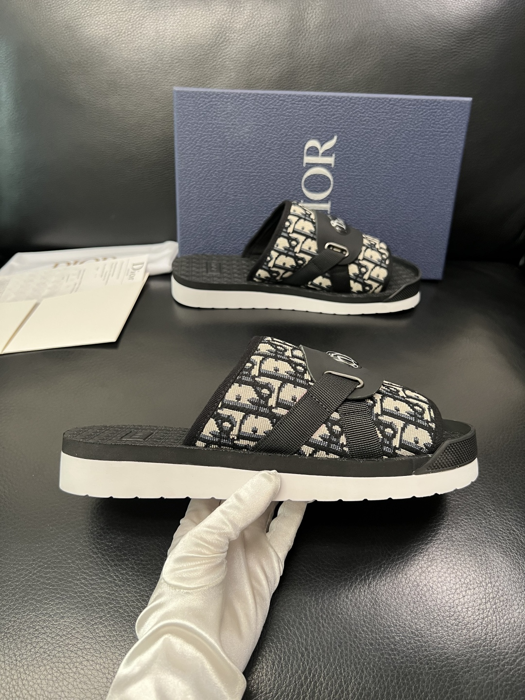 Dior 高品质 顶级工艺品 迪奥 春夏拖鞋专柜同步，鞋面意大利进口牛皮搭配标志布面料，高品质复杂拼接工