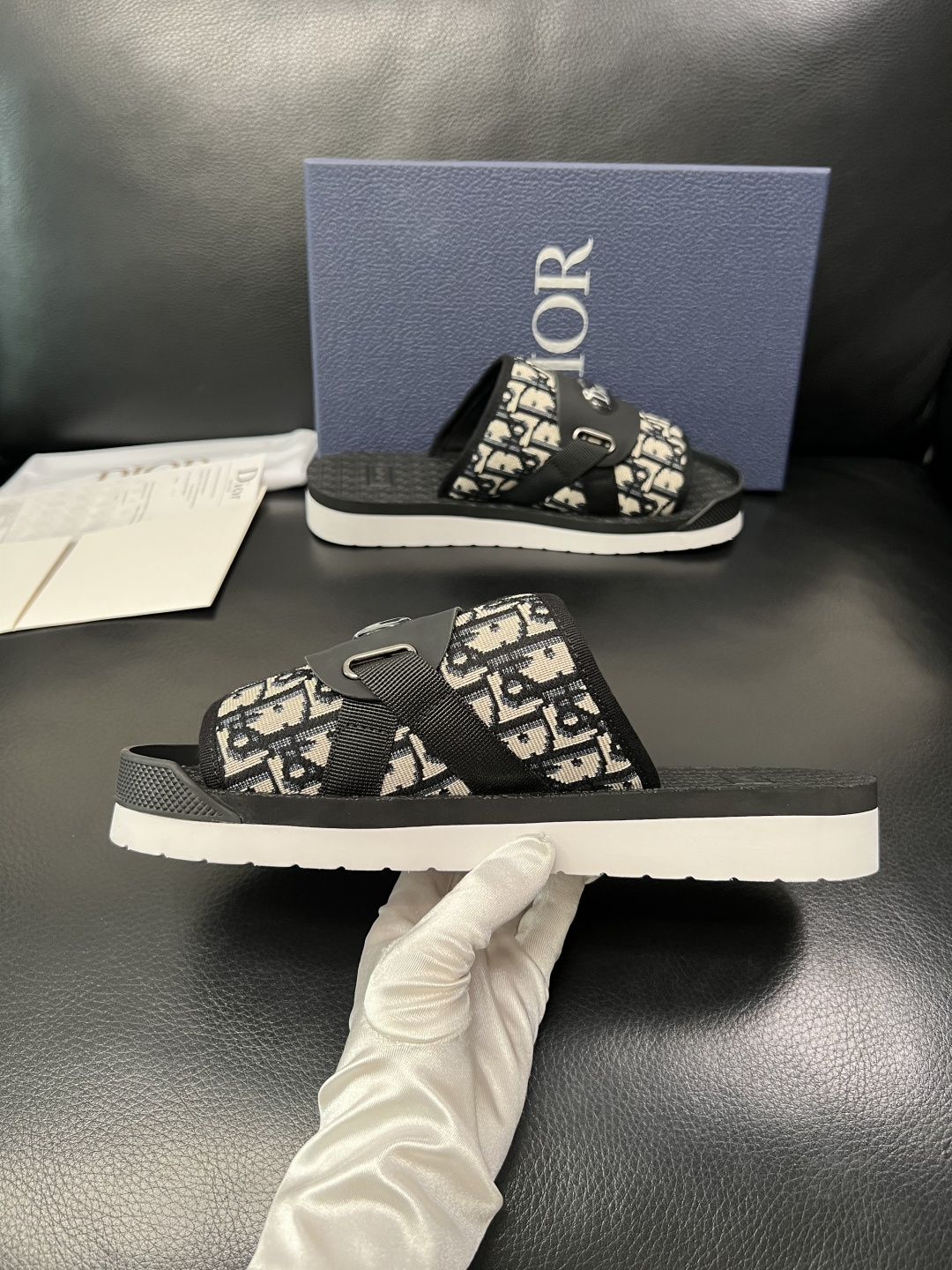 Dior 高品质 顶级工艺品 迪奥 春夏拖鞋专柜同步，鞋面意大利进口牛皮搭配标志布面料，高品质复杂拼接工