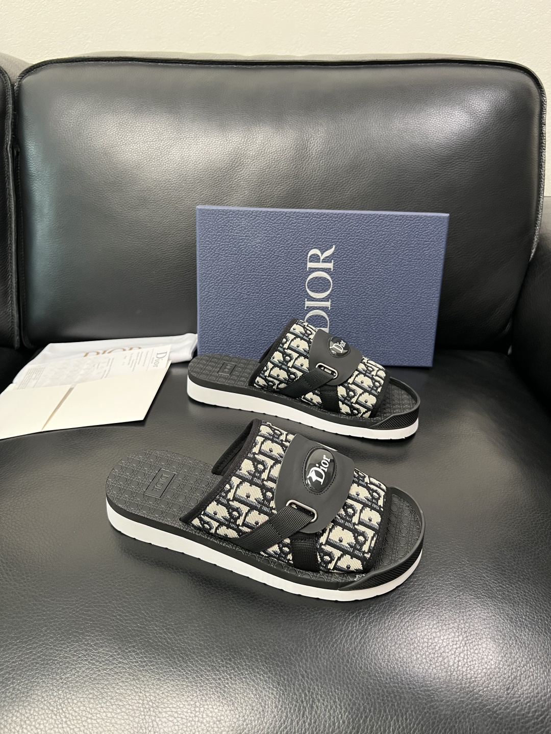 Dior 高品质 顶级工艺品 迪奥 春夏拖鞋专柜同步，鞋面意大利进口牛皮搭配标志布面料，高品质复杂拼接工