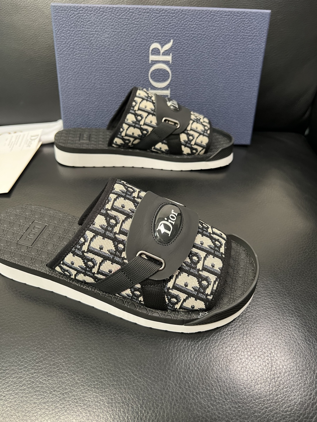 Dior 高品质 顶级工艺品 迪奥 春夏拖鞋专柜同步，鞋面意大利进口牛皮搭配标志布面料，高品质复杂拼接工