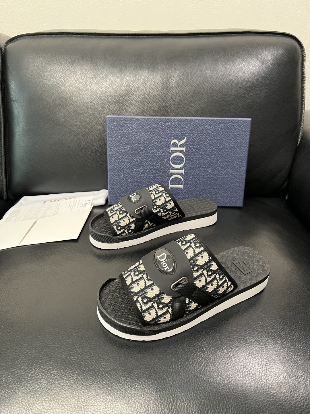 Dior 高品质 顶级工艺品 迪奥 春夏拖鞋专柜同步，鞋面意大利进口牛皮搭配标志布面料，高品质复杂拼接工
