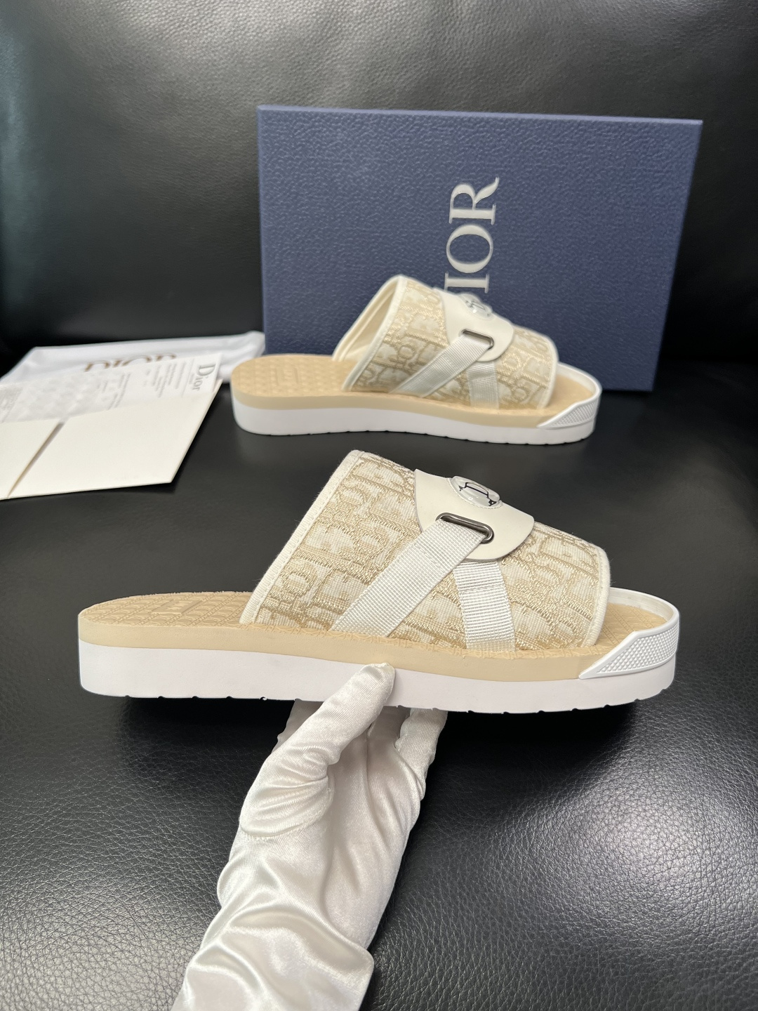 Dior 高品质 顶级工艺品 迪奥 春夏拖鞋专柜同步，鞋面意大利进口牛皮搭配标志布面料，高品质复杂拼接工