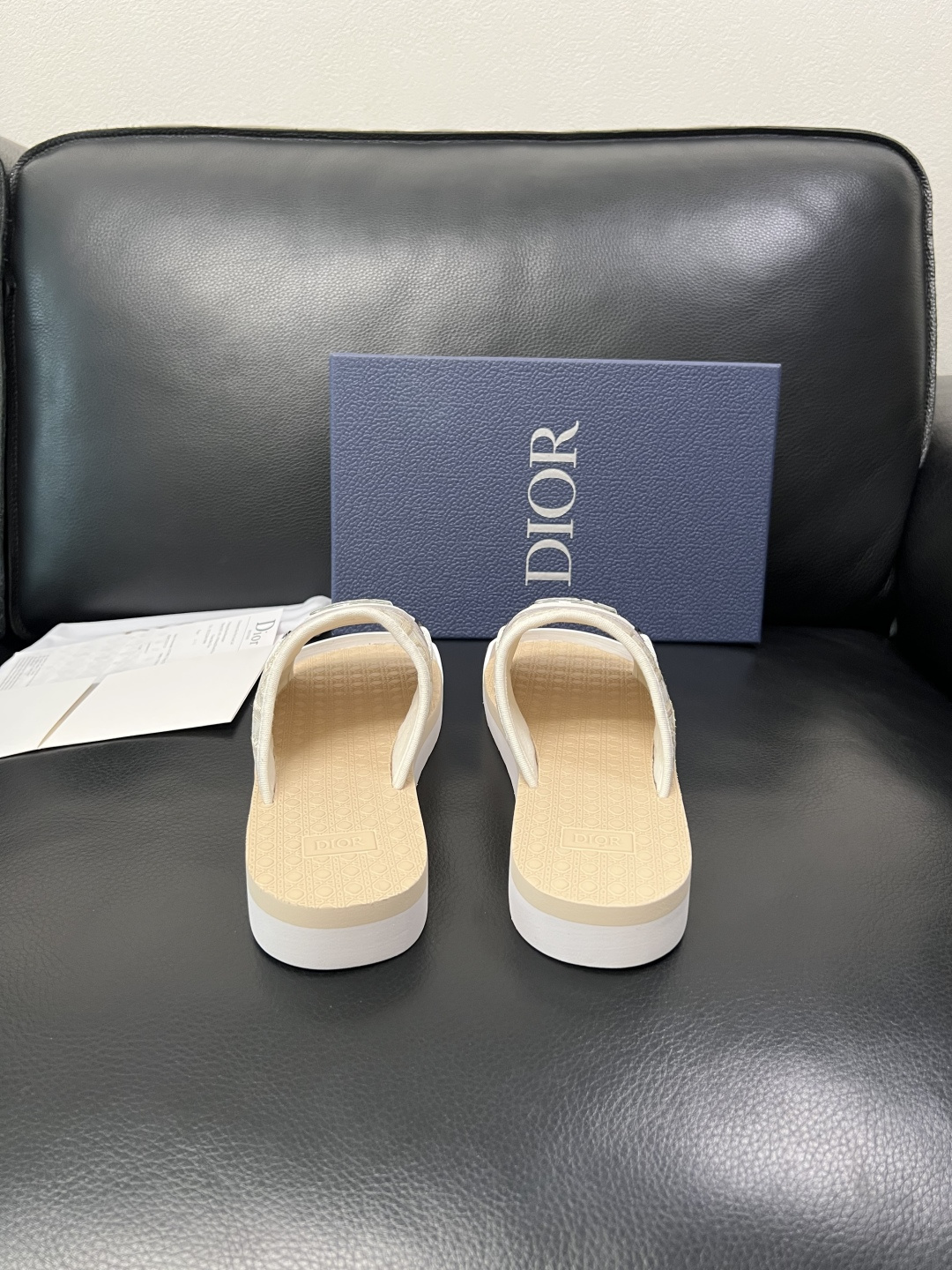 Dior 高品质 顶级工艺品 迪奥 春夏拖鞋专柜同步，鞋面意大利进口牛皮搭配标志布面料，高品质复杂拼接工