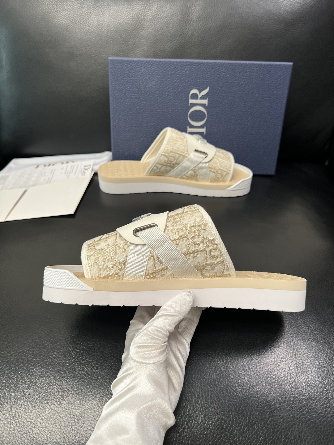 Dior 高品质 顶级工艺品 迪奥 春夏拖鞋专柜同步，鞋面意大利进口牛皮搭配标志布面料，高品质复杂拼接工