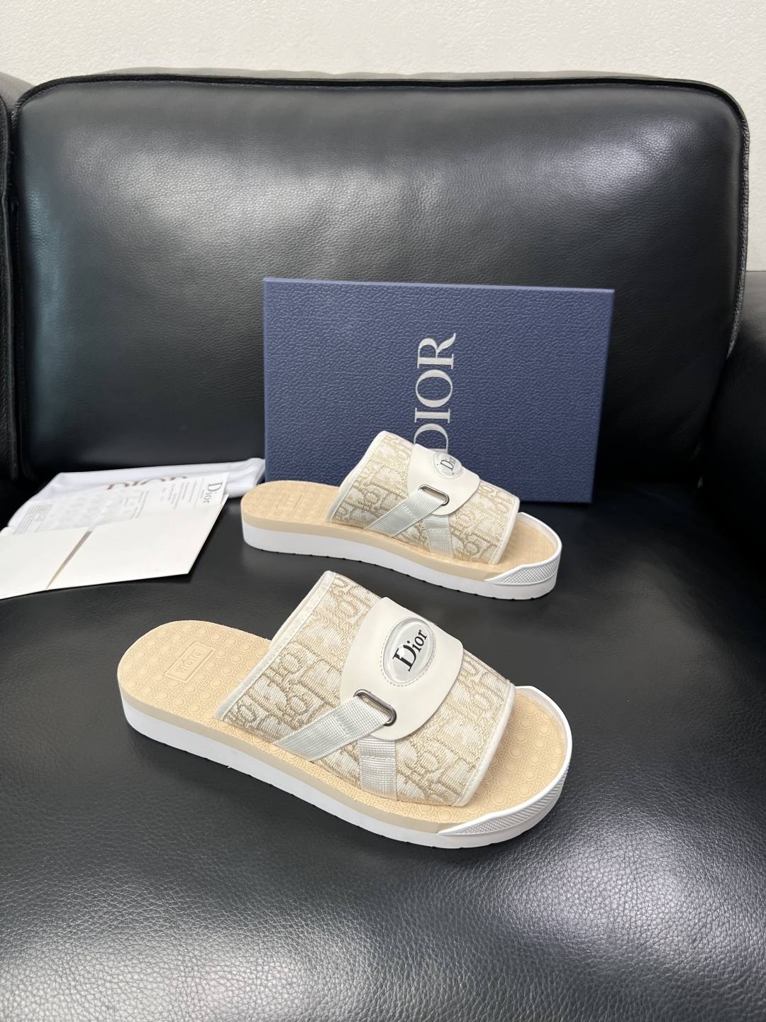 Dior 高品质 顶级工艺品 迪奥 春夏拖鞋专柜同步，鞋面意大利进口牛皮搭配标志布面料，高品质复杂拼接工