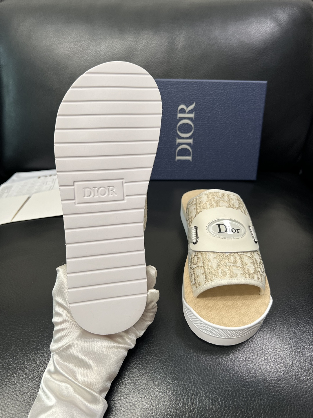Dior 高品质 顶级工艺品 迪奥 春夏拖鞋专柜同步，鞋面意大利进口牛皮搭配标志布面料，高品质复杂拼接工