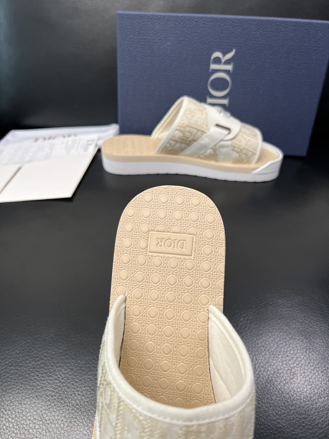 Dior 高品质 顶级工艺品 迪奥 春夏拖鞋专柜同步，鞋面意大利进口牛皮搭配标志布面料，高品质复杂拼接工
