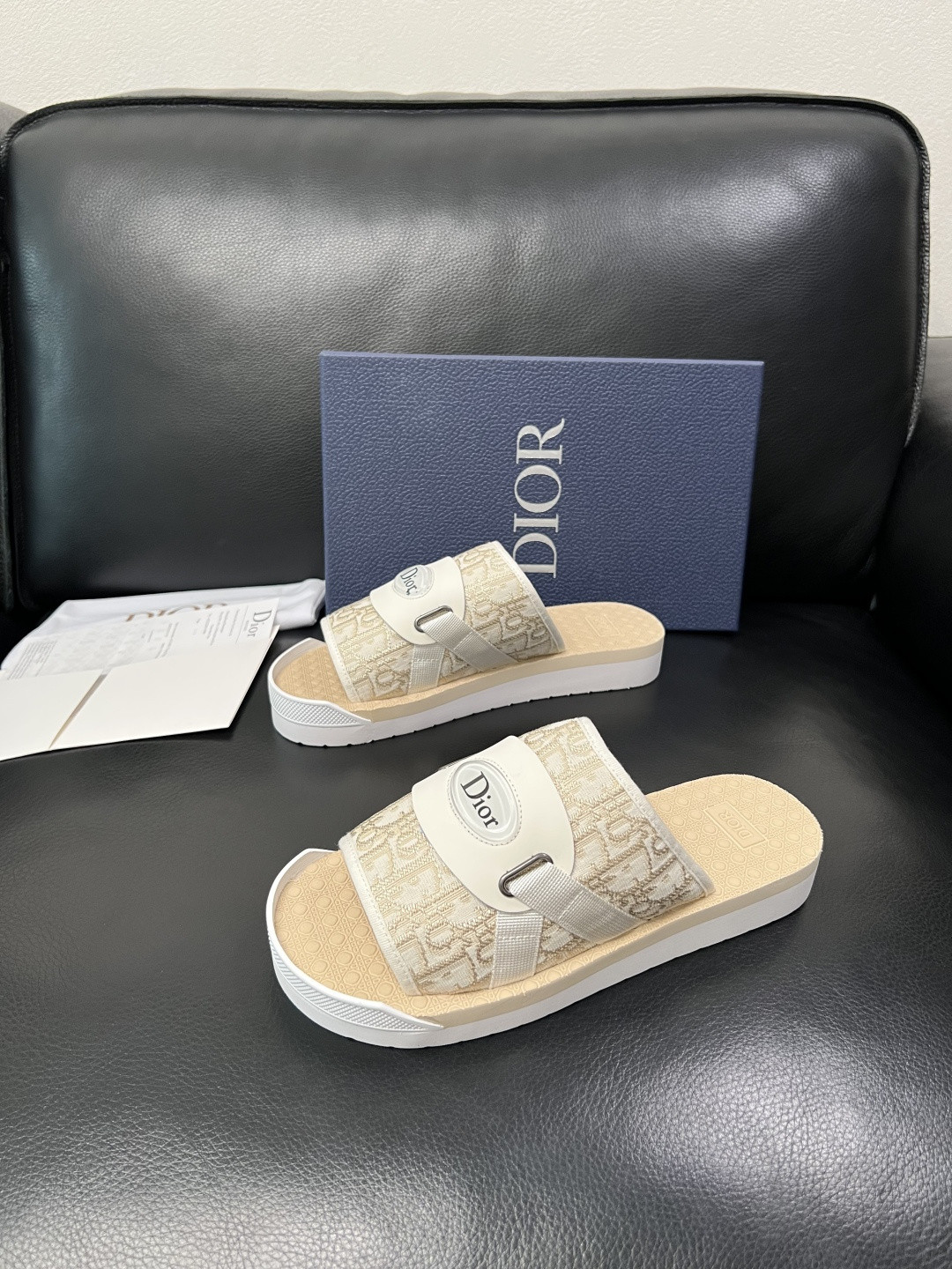Dior 高品质 顶级工艺品 迪奥 春夏拖鞋专柜同步，鞋面意大利进口牛皮搭配标志布面料，高品质复杂拼接工