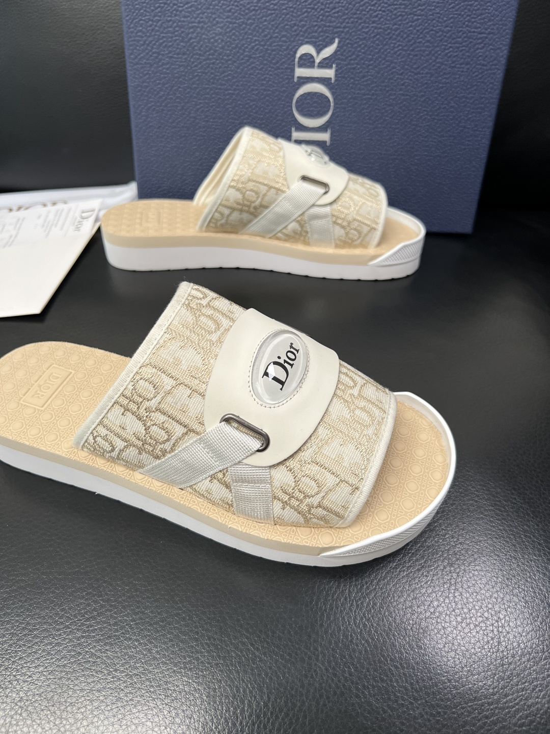 Dior 高品质 顶级工艺品 迪奥 春夏拖鞋专柜同步，鞋面意大利进口牛皮搭配标志布面料，高品质复杂拼接工