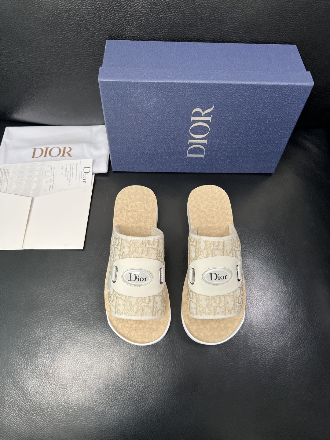 Dior 高品质 顶级工艺品 迪奥 春夏拖鞋专柜同步，鞋面意大利进口牛皮搭配标志布面料，高品质复杂拼接工