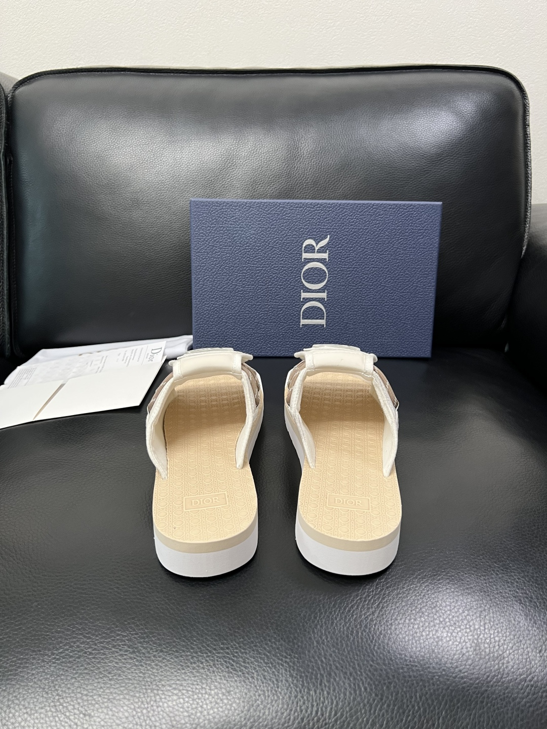 Dior 高品质 顶级工艺品 迪奥 春夏拖鞋专柜同步，鞋面意大利进口牛皮搭配标志布面料，高品质复杂拼接工