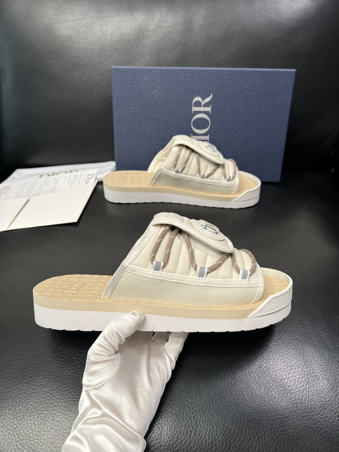 Dior 高品质 顶级工艺品 迪奥 春夏拖鞋专柜同步，鞋面意大利进口牛皮搭配标志布面料，高品质复杂拼接工