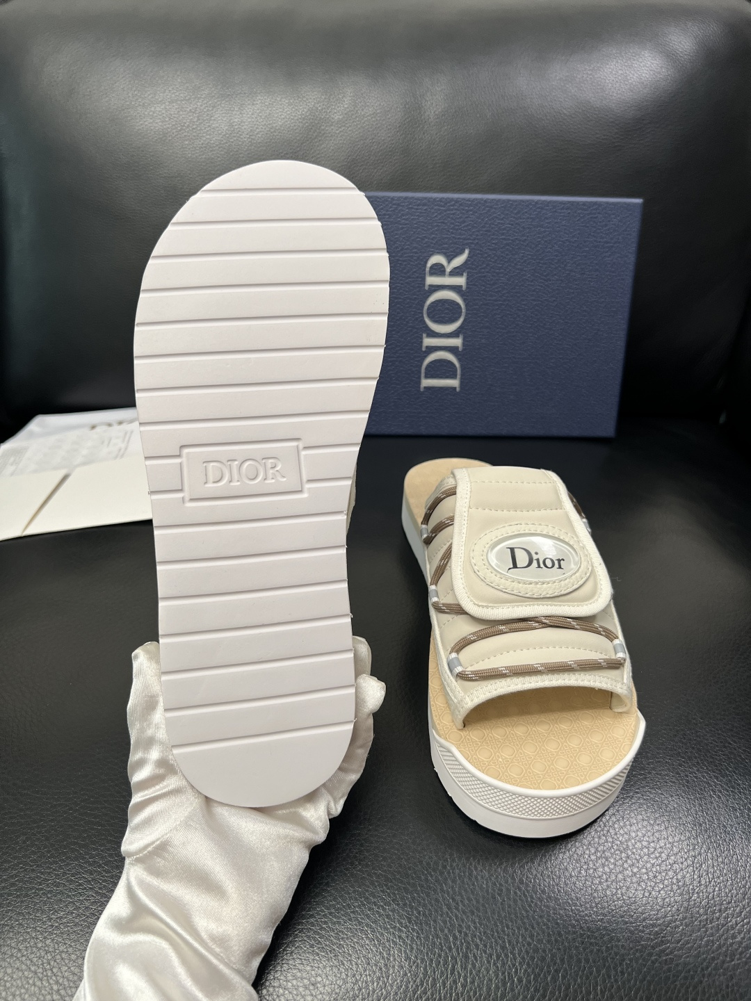 Dior 高品质 顶级工艺品 迪奥 春夏拖鞋专柜同步，鞋面意大利进口牛皮搭配标志布面料，高品质复杂拼接工