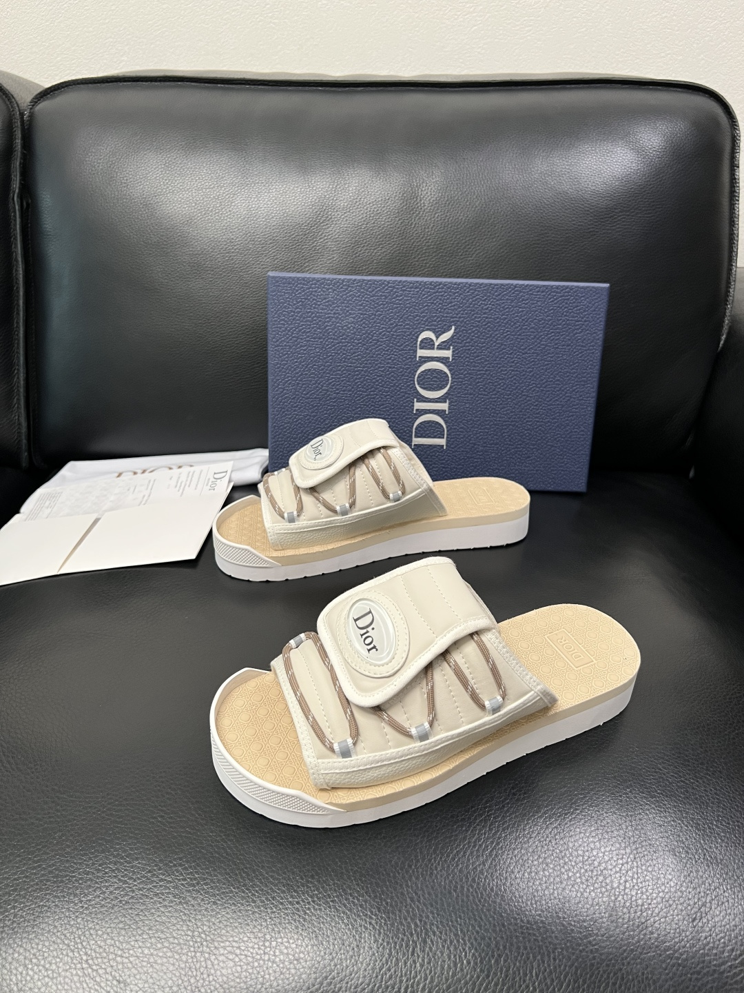 Dior 高品质 顶级工艺品 迪奥 春夏拖鞋专柜同步，鞋面意大利进口牛皮搭配标志布面料，高品质复杂拼接工