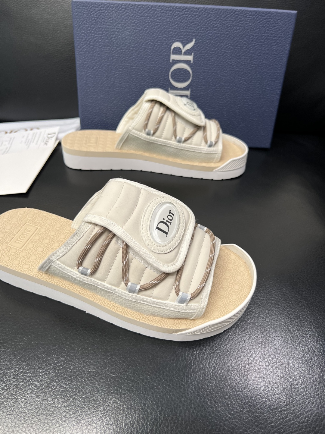 Dior 高品质 顶级工艺品 迪奥 春夏拖鞋专柜同步，鞋面意大利进口牛皮搭配标志布面料，高品质复杂拼接工