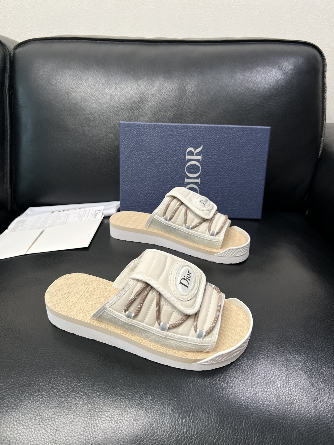 Dior 高品质 顶级工艺品 迪奥 春夏拖鞋专柜同步，鞋面意大利进口牛皮搭配标志布面料，高品质复杂拼接工