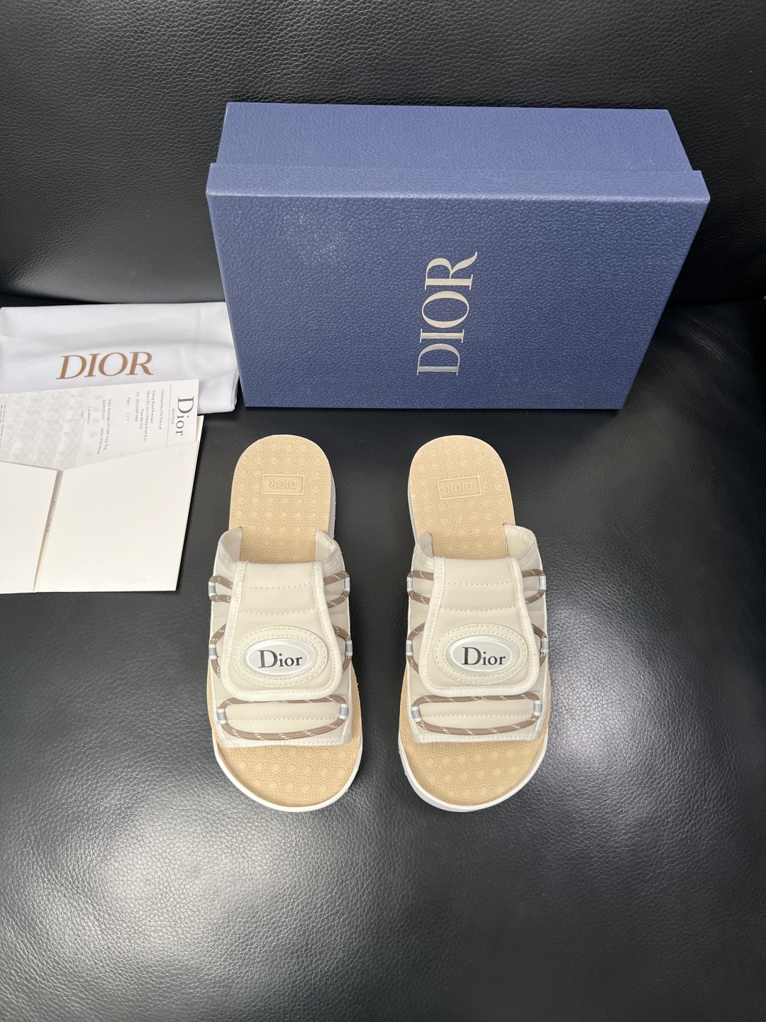 Dior 高品质 顶级工艺品 迪奥 春夏拖鞋专柜同步，鞋面意大利进口牛皮搭配标志布面料，高品质复杂拼接工