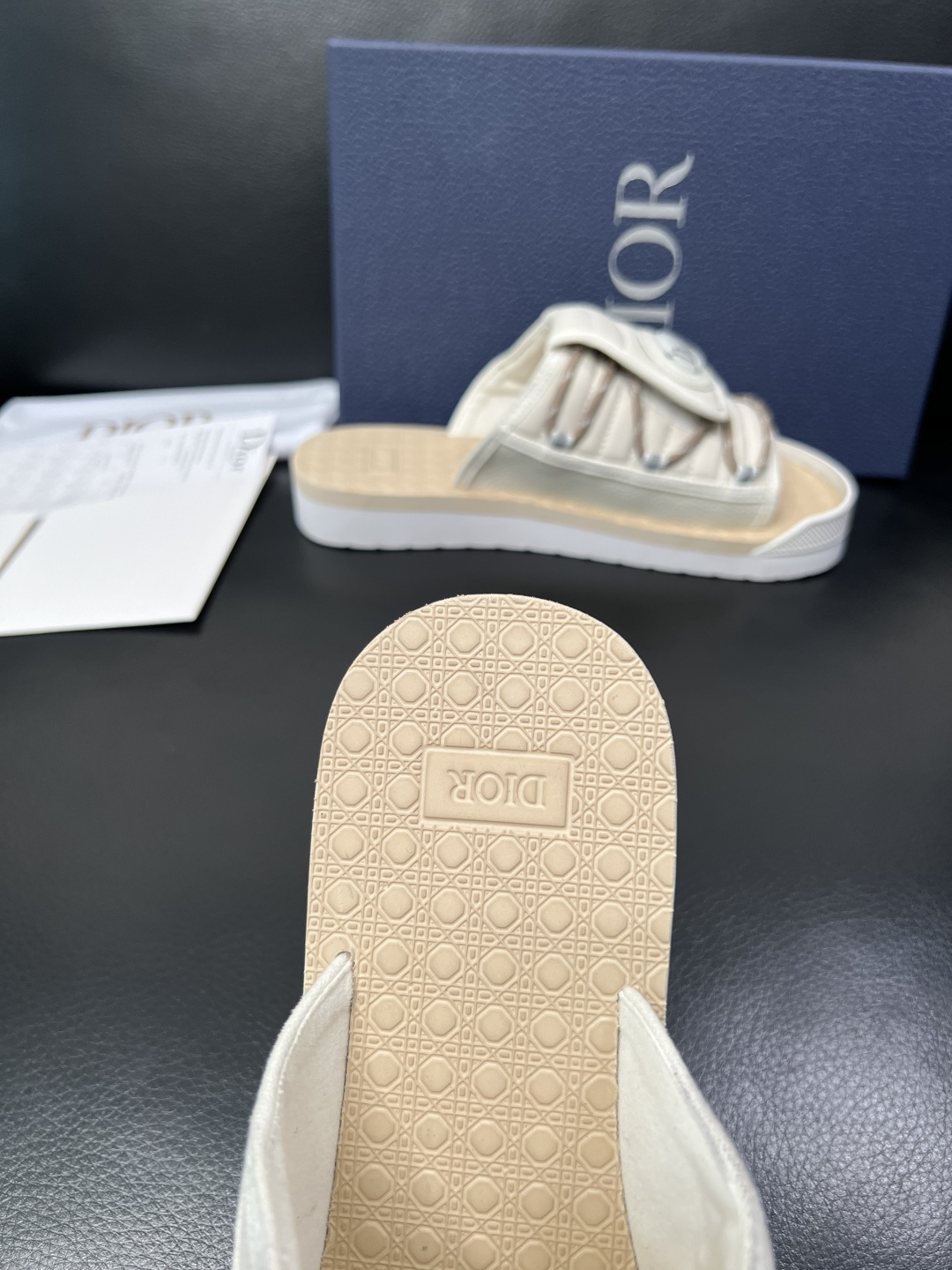 Dior 高品质 顶级工艺品 迪奥 春夏拖鞋专柜同步，鞋面意大利进口牛皮搭配标志布面料，高品质复杂拼接工